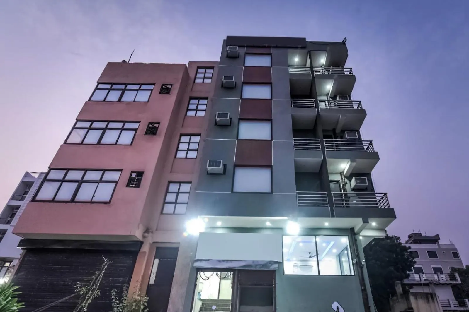 Hotel Aerostar Gold - Opposite Max Healthcare Delhi