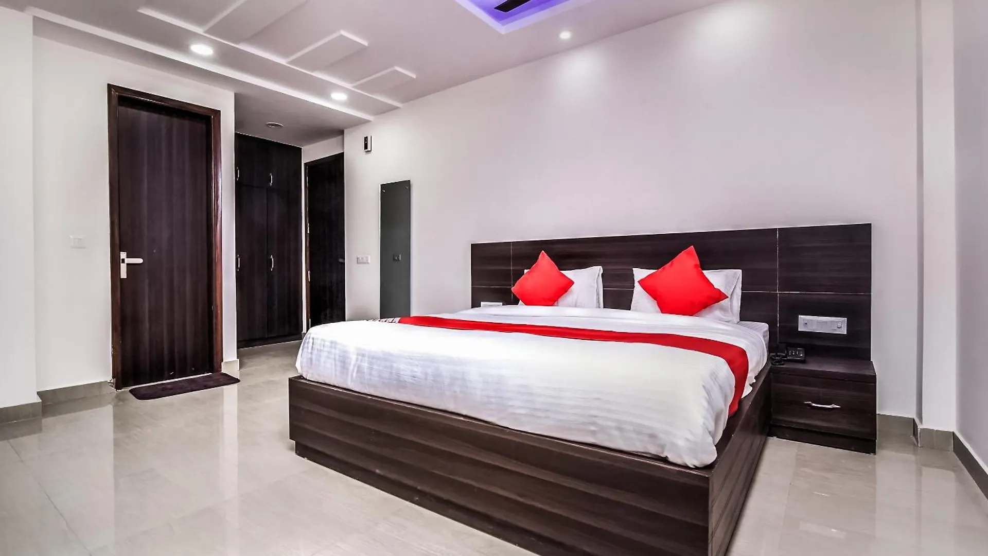Hotel Aerostar Gold - Opposite Max Healthcare Delhi