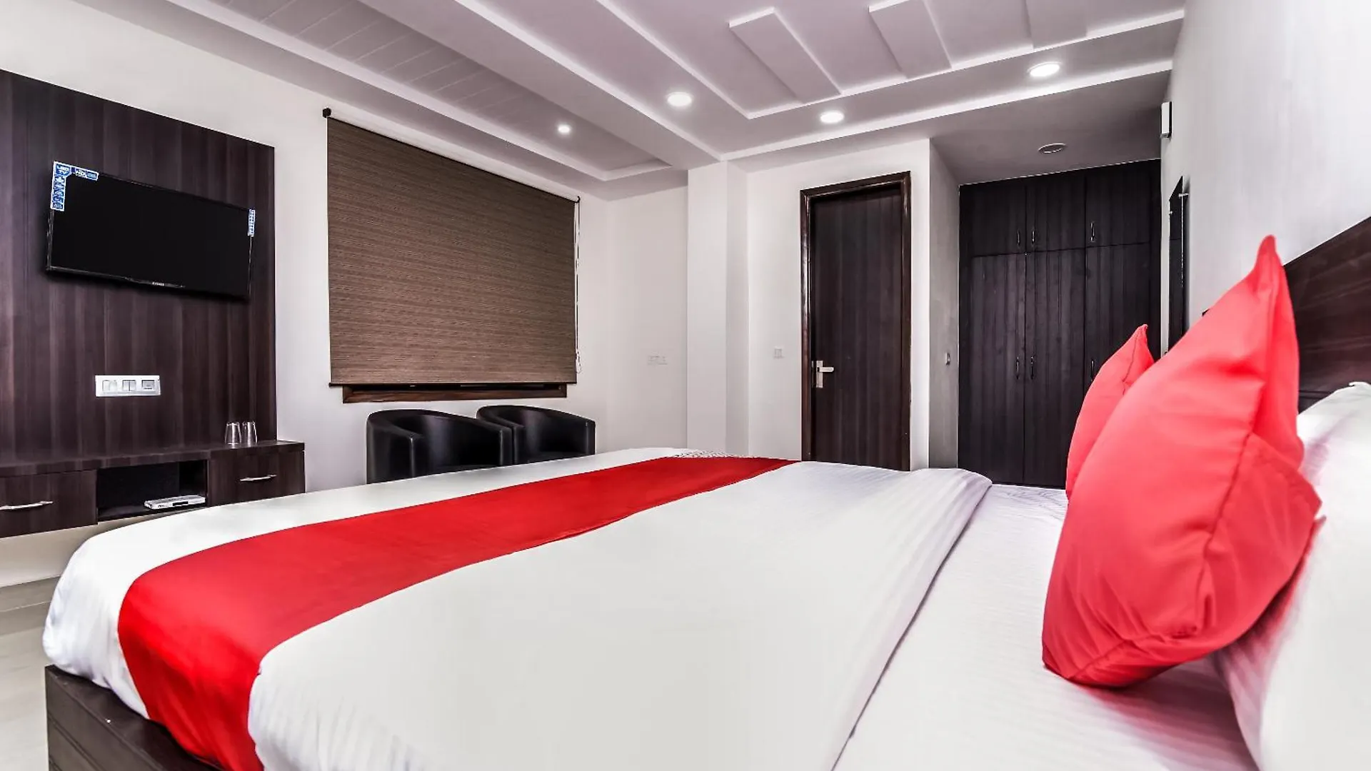 Hotel Aerostar Gold - Opposite Max Healthcare Delhi
